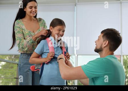 Eltern sagen Auf Wiedersehen zu ihrer Tochter in der Schule Stockfoto