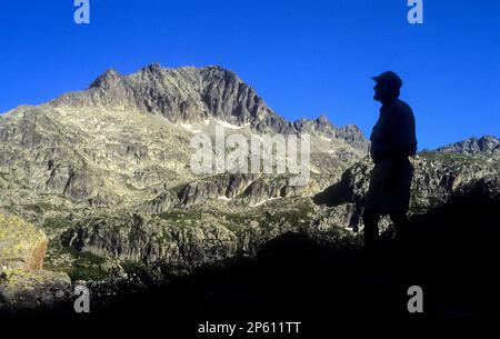 Tripper in der Nähe des Sees Obago, Colomèrs cirque, Aran Valley, Aigüestortes und Estany de Sant Maurici National Park, Pyrenäen, Lleida Provinz, Katalonien Stockfoto