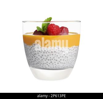 Köstlicher Chia-Pudding mit Mangosauce und Himbeeren auf weißem Hintergrund Stockfoto