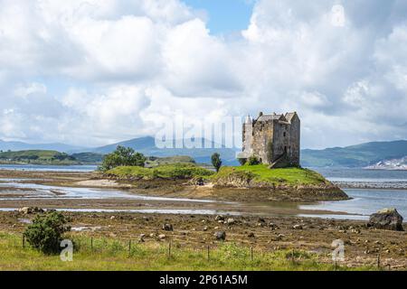 Castle Stalker ist ein malerisches Schloss, das 25 km nördlich von Oban an der Westküste Schottlands von Wasser umgeben ist Stockfoto