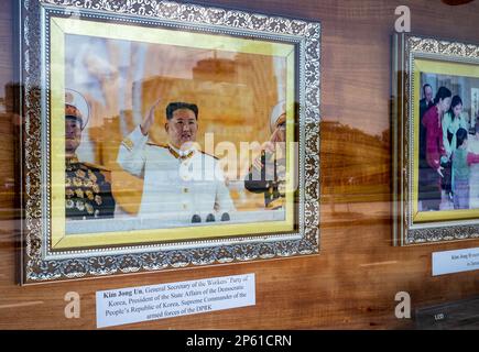 Propagandafotos des nordkoreanischen Führers Kim Jong-un vor der Botschaft der Demokratischen Republik Korea (DVRK) in Phnom Penh, Kambodscha. Stockfoto