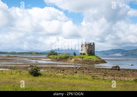 Castle Stalker ist ein malerisches Schloss, das 25 km nördlich von Oban an der Westküste Schottlands von Wasser umgeben ist Stockfoto