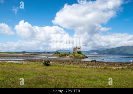 Castle Stalker ist ein malerisches Schloss, das 25 km nördlich von Oban an der Westküste Schottlands von Wasser umgeben ist Stockfoto