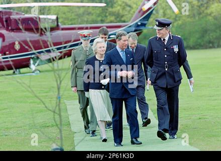 Prinz Charles kommt mit dem Hubschrauber zu einem königlichen Besuch in Hampshire an, wo er von Chief Constable Sir John Hoddinott und Dame Mary Fagan Lord Lieutenant aus Hampshire begrüßt wurde. Stockfoto