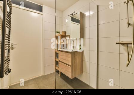 Eine schwarze matte Steckdose und ein Lichtschalter im Badezimmerspiegel  neben dem Wandwaschbecken, schwarzer Wasserhahn sichtbar Stockfotografie -  Alamy
