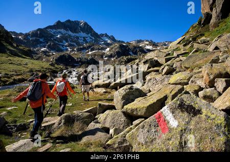 Ausflugsziele und Wegweiser der GR-11 im Circ de Colomers, in der Nähe von Obago Lake, Aran Valley, Aigüestortes und Estany de Sant Maurici National Park, Pyrenäen, L. Stockfoto