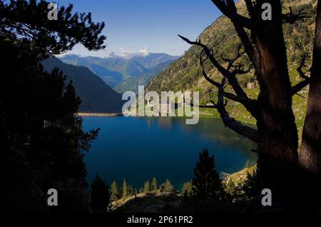 Estany Era Restanca und Restanca's Refuge, Aran Valley, Aigüestortes und Estany de Sant Maurici National Park, Pyrenees, Lleida Province, Katalonien, Spa Stockfoto