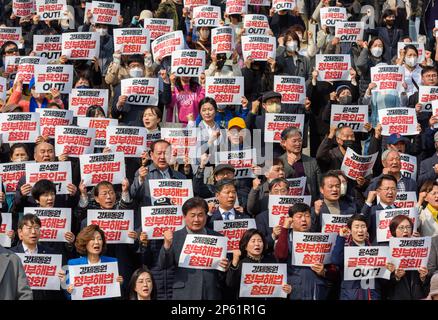 Südkorea, 07/03/2023, südkoreanische Oppositionsgesetzgeber und Bürgergruppen veranstalten eine Kundgebung gegen die Ankündigung eines Plans der südkoreanischen Regierung über die Frage der Entschädigung für Zwangsarbeit in der Nationalversammlung in Seoul. Am 7. März verurteilte eine Gruppe zivilgesellschaftlicher Gruppen den Plan der Regierung, die Opfer der japanischen Zwangsarbeit aus Kriegszeiten allein zu entschädigen, und erklärte, dass die Entscheidung einer nationalen Demütigung gleichkäme wie die erzwungene Annexion Japans im Jahr 1910. Die Regierung von Präsident Yoon Suk Yeol kündigte am 6. März den Plan an, um die angespannten Beziehungen zu Tokio wiederherzustellen. IT c Stockfoto