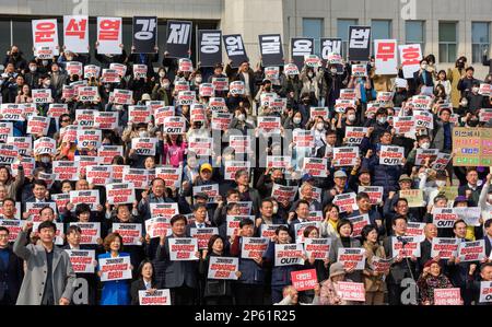 Südkorea, 07/03/2023, südkoreanische Oppositionsgesetzgeber und Bürgergruppen veranstalten eine Kundgebung gegen die Ankündigung eines Plans der südkoreanischen Regierung über die Frage der Entschädigung für Zwangsarbeit in der Nationalversammlung in Seoul. Am 7. März verurteilte eine Gruppe zivilgesellschaftlicher Gruppen den Plan der Regierung, die Opfer der japanischen Zwangsarbeit aus Kriegszeiten allein zu entschädigen, und erklärte, dass die Entscheidung einer nationalen Demütigung gleichkäme wie die erzwungene Annexion Japans im Jahr 1910. Die Regierung von Präsident Yoon Suk Yeol kündigte am 6. März den Plan an, um die angespannten Beziehungen zu Tokio wiederherzustellen. IT c Stockfoto