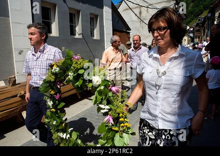 Les. HARO's Party (Tannenstamm von etwa 11 Meter Länge). Eines der letzten drei Paare, die im Dorf geheiratet haben, machen ein Opfer. Stockfoto