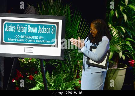 CUTLER BAY, FLORIDA - 06. MÄRZ: Associate Justice des Obersten Gerichtshofs der Vereinigten Staaten Ketanji Brown Jackson schaut auf ein Straßenschild, das nach ihr benannt wurde, während einer Zeremonie für sie in Miami-Dade County im Dennis C Moss Cultural Arts Center am 06. März 2023 in Cutler Bay, Florida. Associate Justice Jackson ist die erste schwarze Frau, die am Obersten Gerichtshof der Vereinigten Staaten und am Obersten Gerichtshof aus Miami-Dade County sitzt. Die Straße befindet sich in South Dade County, wo Justice Brown Jackson aufgewachsen ist. (Foto: JL/Sipa USA) Stockfoto