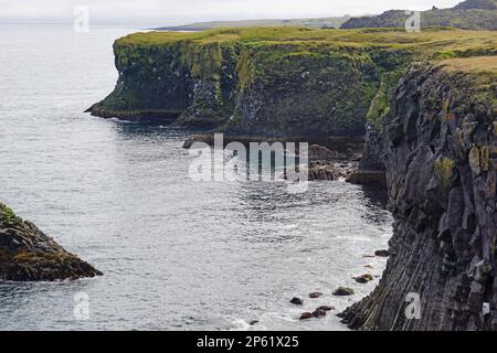 Felsige Klippen im Dorf Arnastrapi auf der Halbinsel Snaefellsnes, Island Stockfoto