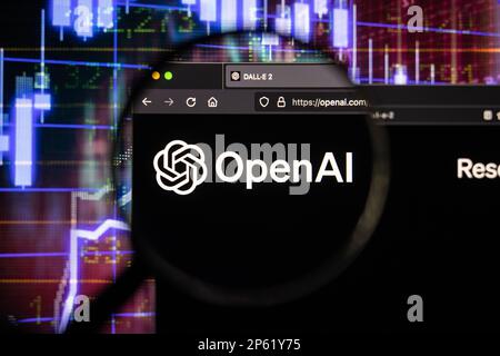 OpenAI-Chatbot-Firmenlogo auf einer Website mit verschwommenen Aktienmarktentwicklungen im Hintergrund, auf einem Computerbildschirm durch eine Lupe zu sehen Stockfoto