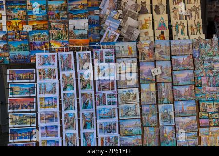 Postkarten im Regal für den Verkauf in Venedig, Italien im Februar Stockfoto