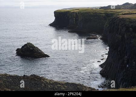 Felsige Klippen im Dorf Arnastrapi auf der Halbinsel Snaefellsnes, Island Stockfoto