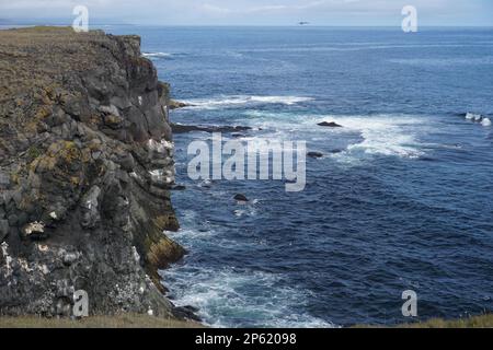 Felsige Klippen im Dorf Arnastrapi auf der Halbinsel Snaefellsnes, Island Stockfoto