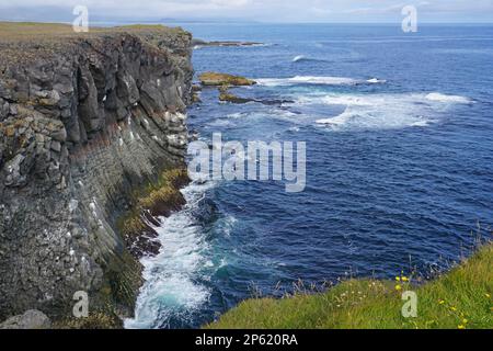 Felsige Klippen im Dorf Arnastrapi auf der Halbinsel Snaefellsnes, Island Stockfoto