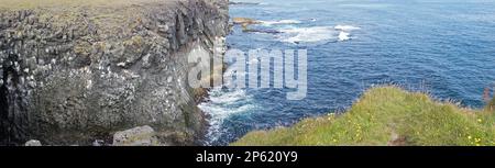 Felsige Klippen im Dorf Arnastrapi auf der Halbinsel Snaefellsnes, Island Stockfoto