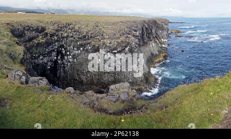 Felsige Klippen im Dorf Arnastrapi auf der Halbinsel Snaefellsnes, Island Stockfoto