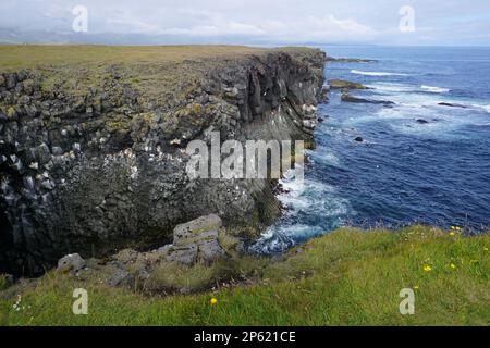 Felsige Klippen im Dorf Arnastrapi auf der Halbinsel Snaefellsnes, Island Stockfoto