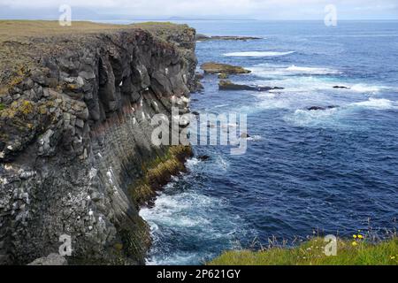 Felsige Klippen im Dorf Arnastrapi auf der Halbinsel Snaefellsnes, Island Stockfoto