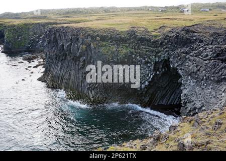Felsige Klippen im Dorf Arnastrapi auf der Halbinsel Snaefellsnes, Island Stockfoto