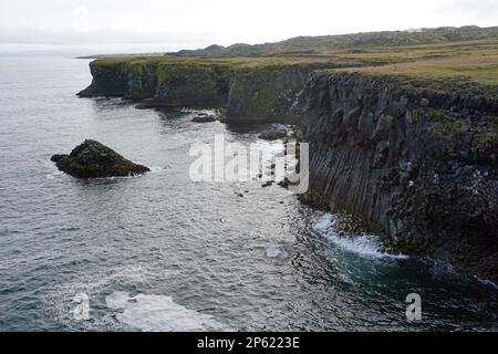 Felsige Klippen im Dorf Arnastrapi auf der Halbinsel Snaefellsnes, Island Stockfoto