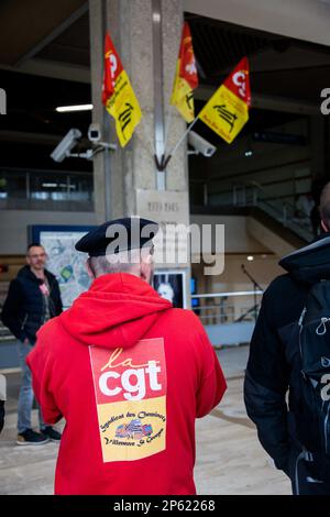 Paris, Frankreich. 07. März 2023. Generalversammlung der Bahnarbeiter am gare Montparnasse, während des landesweiten Aktionstags 6. Streik gegen die Reform der Renten der Regierung, in Paris, Francve, am 07. März 2023. Am 07 2023. März drängte der Führer der französischen CGT-Gewerkschaft alle Arbeiter, sich an Rentenstreiks zu beteiligen, die den öffentlichen Verkehr im letzten Monat lahmgelegt haben. Foto: Pierrick Villette/ABACAPRESS.COM Kredit: Abaca Press/Alamy Live News Stockfoto