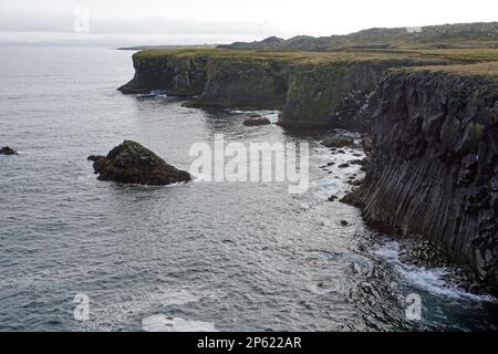 Felsige Klippen im Dorf Arnastrapi auf der Halbinsel Snaefellsnes, Island Stockfoto