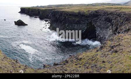 Felsige Klippen im Dorf Arnastrapi auf der Halbinsel Snaefellsnes, Island Stockfoto