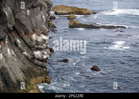 Felsige Klippen im Dorf Arnastrapi auf der Halbinsel Snaefellsnes, Island Stockfoto