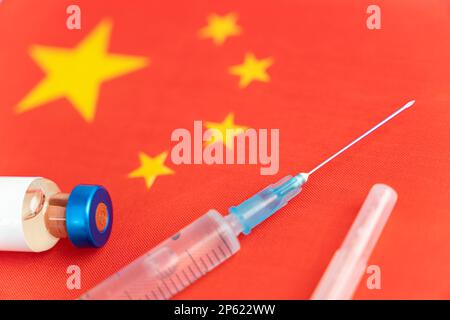 China-Impfung, Coronavirus-China-Flagge, Impfstoffdosis, Nadel Spritze, Konzept-Impfung Stockfoto