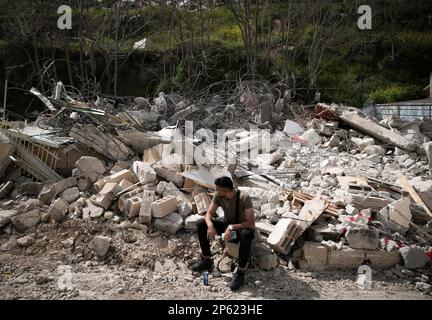 Jerusalem, Ostjerusalem. 6. März 2023. Der Bewohner eines abgerissenen Hauses befindet sich neben den Ruinen, Wadi al-Joz Viertel, Ostjerusalem, 6. März 2023. Kredit: Chen Junqing/Xinhua/Alamy Live News Stockfoto