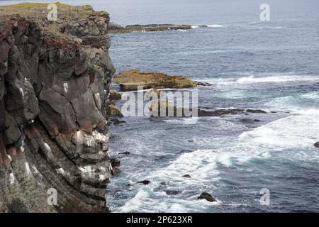 Felsige Klippen im Dorf Arnastrapi auf der Halbinsel Snaefellsnes, Island Stockfoto