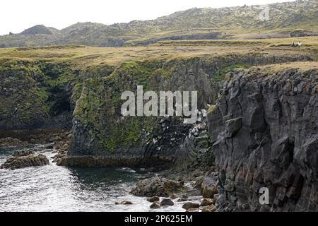 Felsige Klippen im Dorf Arnastrapi auf der Halbinsel Snaefellsnes, Island Stockfoto