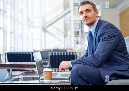 Porträt eines Unternehmens, CEO oder Geschäftsmanns mit Notebook für Investitionsstrategie, Finanzwachstum oder Finanzprüfung. Kaffee, Konzentration oder Mitarbeiter auf dem Sofa mit Stockfoto