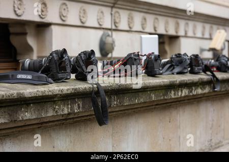 London, Großbritannien. 07. März 2023. Cmeras für Fotografen in der Downing Street 10 London. Kredit: Ian Davidson/Alamy Live News Stockfoto