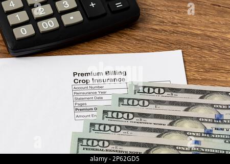 Ernteversicherungsprämien mit Bargeld. Konzept des Ertragsverlustes, der Hagel- und Windfeldschäden und der Einkommenssicherung landwirtschaftlicher Betriebe. Stockfoto