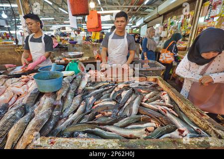 Chow Kit Road Market, Kuala Lumpur, Malaysia - Januar 2023: Wenn Sie zum Fischmarkt in Kuala Lumpur gehen, können Besucher die lebhafte Atmosphäre und genießen Stockfoto