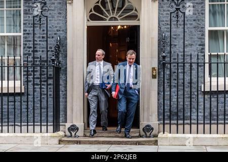 Downing Street, London, Großbritannien. 7. März 2023 Dominic Raab MP, Stellvertretender Premierminister, Lordkanzler, und Secretary of State for Justice und Greg Hands MP, Minister ohne Geschäftsbereich, nehmen an der wöchentlichen Kabinettssitzung in der Downing Street 10 Teil. Foto: Amanda Rose/Alamy Live News Stockfoto