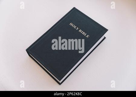 Heilige Bibel auf dem weißen Tisch. Der Begriff Glaube und Religion. christlicher Glaube. Stockfoto