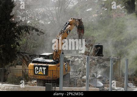 Jerusalem, Ostjerusalem. 6. März 2023. Ein Hydraulikbagger zerstört ein Haus in Wadi al-Joz, Ost-Jerusalem, 6. März 2023. Kredit: Muammar Awad/Xinhua/Alamy Live News Stockfoto