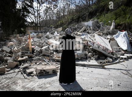 Jerusalem, Ostjerusalem. 6. März 2023. Der Bewohner eines abgerissenen Hauses reagiert vor den Ruinen, Wadi al-Joz Viertel, Ostjerusalem, 6. März 2023. Kredit: Chen Junqing/Xinhua/Alamy Live News Stockfoto