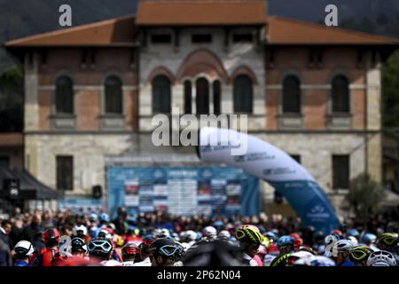 Follonica, Italien, 07. März 2023. Das Reiterpaket zu Beginn der zweiten Etappe des Radrennens Tirreno-Adriatico, von Camaiore nach Follonica, Italien (209 km), Dienstag, 07. März 2023. BELGA FOTO DIRK WAEM Stockfoto