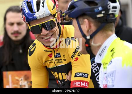 Follonica, Italien, 07. März 2023. Belgischer Wout van Aert von Team Jumbo-Visma und niederländischer Mike Teunissen von Intermarche-Circus-Wanty, abgebildet zu Beginn der zweiten Etappe des Radrennens Tirreno-Adriatico von Camaiore nach Follonica, Italien (209 km), Dienstag, 07. März 2023. BELGA FOTO DIRK WAEM Stockfoto