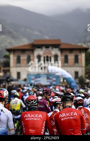 Follonica, Italien, 07. März 2023. Das Reiterpaket zu Beginn der zweiten Etappe des Radrennens Tirreno-Adriatico, von Camaiore nach Follonica, Italien (209 km), Dienstag, 07. März 2023. BELGA FOTO DIRK WAEM Stockfoto