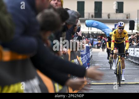 Follonica, Italien, 07. März 2023. Belgischer Wout van Aert vom Team Jumbo-Visma, gezeichnet zu Beginn der zweiten Etappe des Radrennens Tirreno-Adriatico, von Camaiore nach Follonica, Italien (209 km), Dienstag, 07. März 2023. BELGA FOTO DIRK WAEM Stockfoto