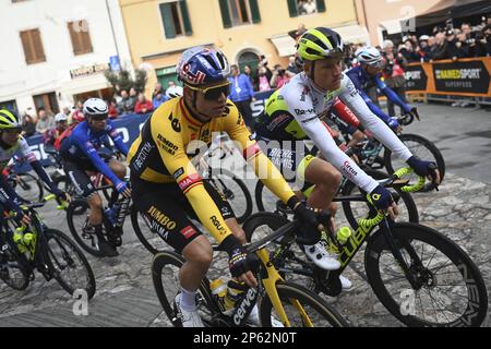 Follonica, Italien, 07. März 2023. Belgischer Wout van Aert von Team Jumbo-Visma und niederländischer Mike Teunissen von Intermarche-Circus-Wanty, abgebildet zu Beginn der zweiten Etappe des Radrennens Tirreno-Adriatico von Camaiore nach Follonica, Italien (209 km), Dienstag, 07. März 2023. BELGA FOTO DIRK WAEM Stockfoto