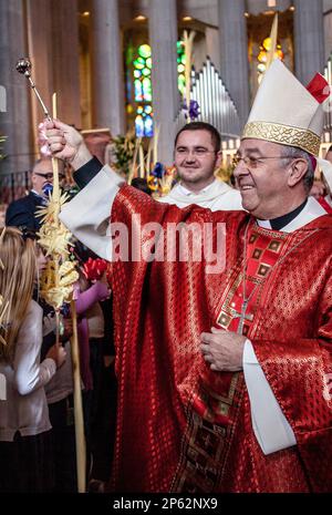 Bischof segnet die Palmen, Masse, Palm Sunday.Interior der Basilika Sagrada Familia, Barcelona, Katalonien, Spanien Stockfoto