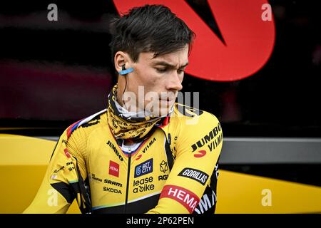 Follonica, Italien, 07. März 2023. Der slowenische Primoz Roglic von Jumbo-Visma, dargestellt zu Beginn der zweiten Etappe des Radrennens Tirreno-Adriatico, von Camaiore nach Follonica, Italien (209 km), Dienstag, 07. März 2023. BELGA FOTO DIRK WAEM Stockfoto